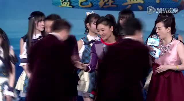 《2015央视春晚》【凤凰传奇】当广场舞大妈遇见凤凰传奇本尊现场秀舞蹈震惊四座_综艺_高清完整版视频在线观看_视频