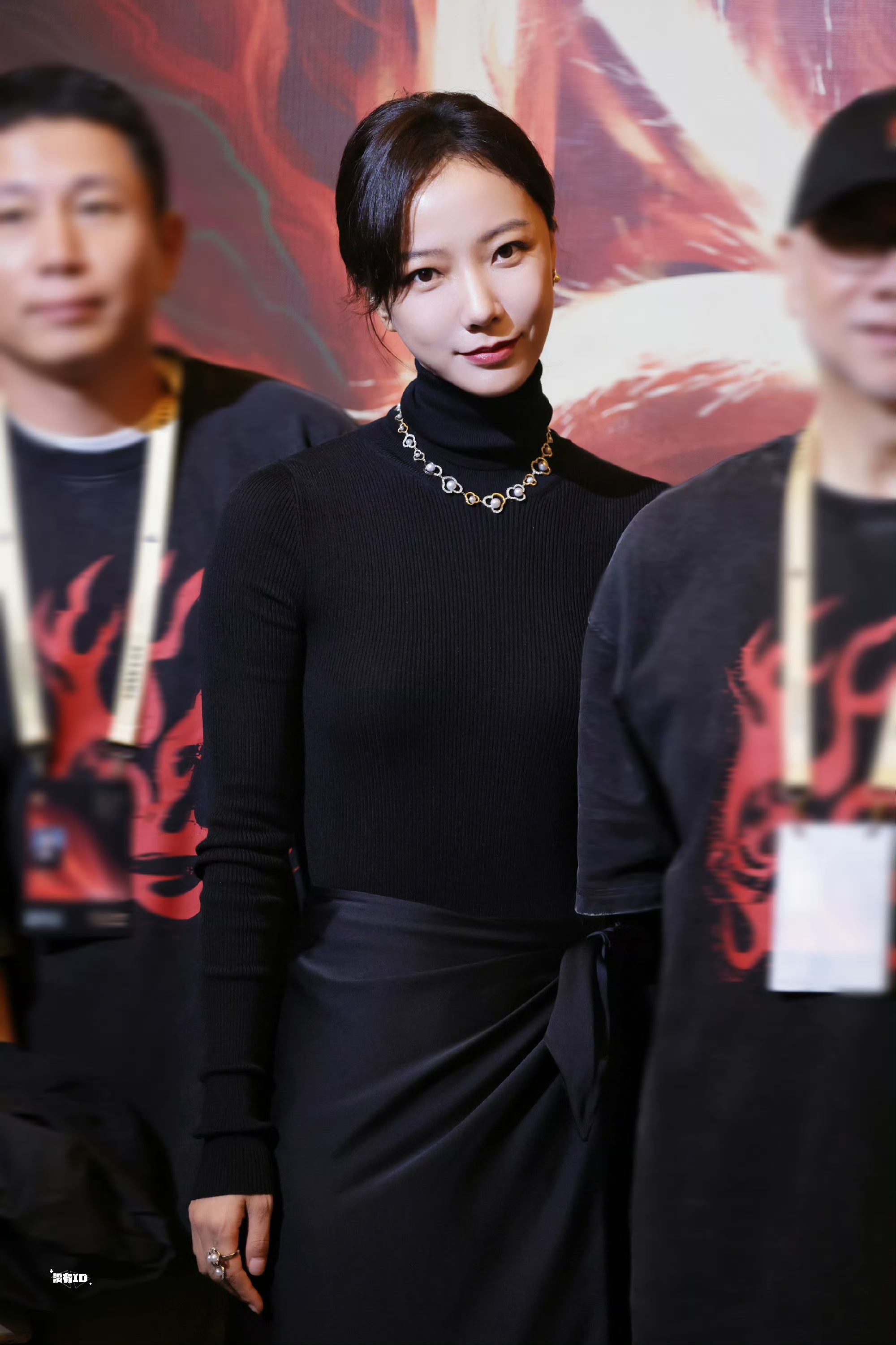 王珞丹素色毛衣淡然一笑文艺感十足