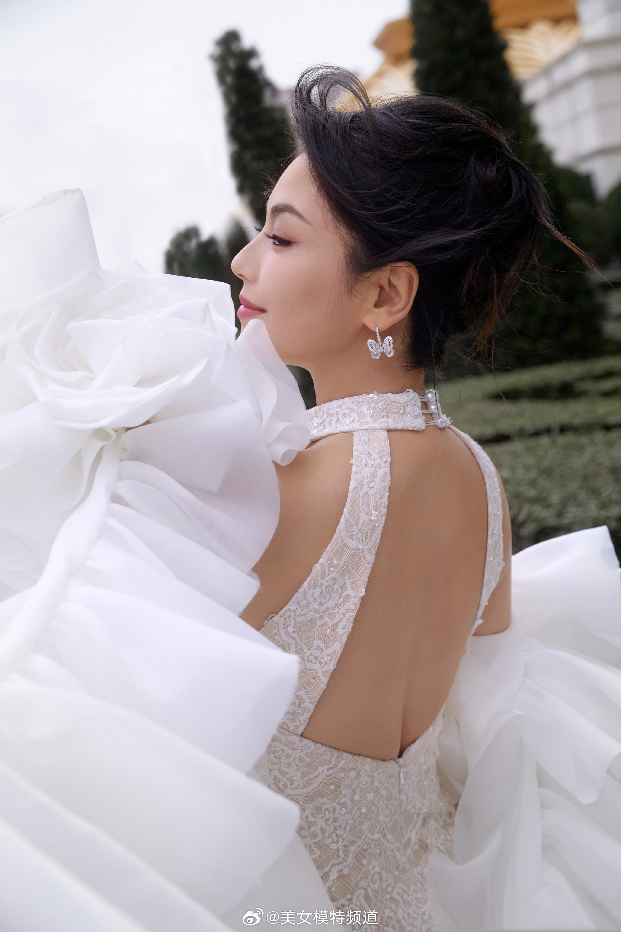 刘涛白色蕾丝拖地鱼尾裙