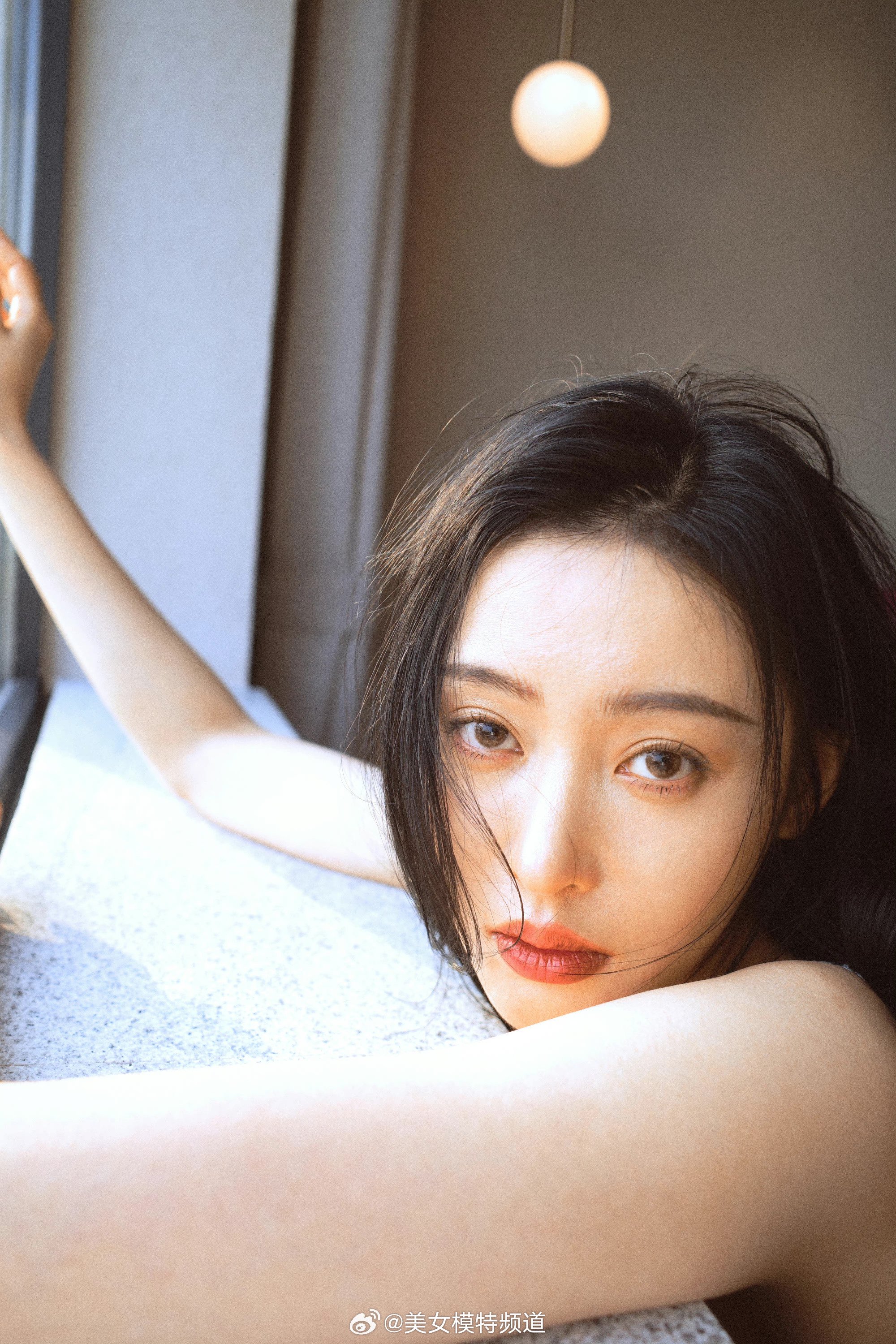 张天爱的一组白色柔美私服图集