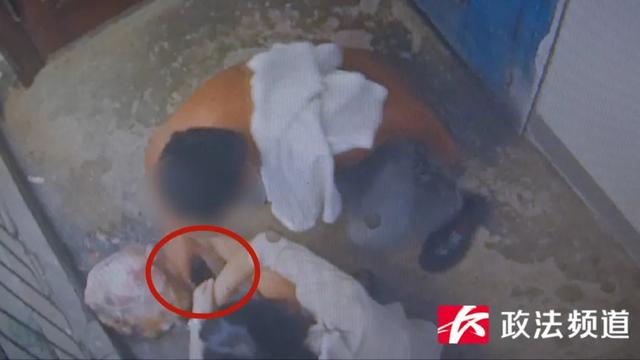 刑拘!女子深夜醉酒后倒在家门口,陌生男子趁机做出龌龊举动休闲区蓝鸢梦想 - Www.slyday.coM 刑拘!女子深夜醉酒后倒在家门口,陌生男子趁机做出龌龊举动休闲区蓝鸢梦想 - Www.slyday.coM