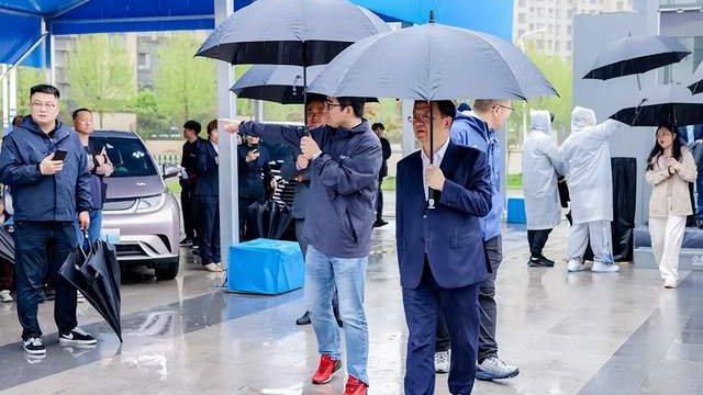 用实干领跑新能源汽车行业！ 比亚迪总裁王传福冒雨走访山东市场