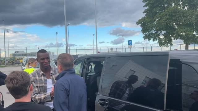 刚连上网，啥情况？杰克逊刚下飞机，面带笑容登上接机商务车