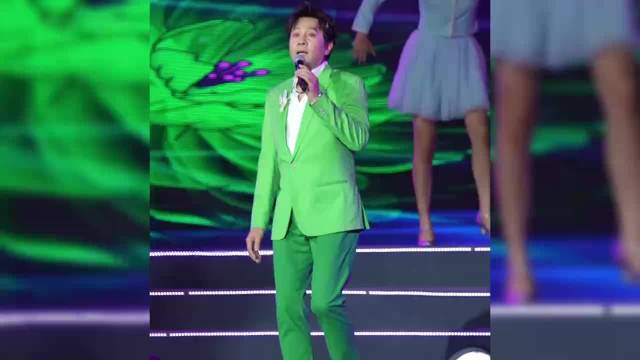 60岁蔡国庆直播跳《大花轿》!当场夸赞张艺兴太厉害,画面太有喜感