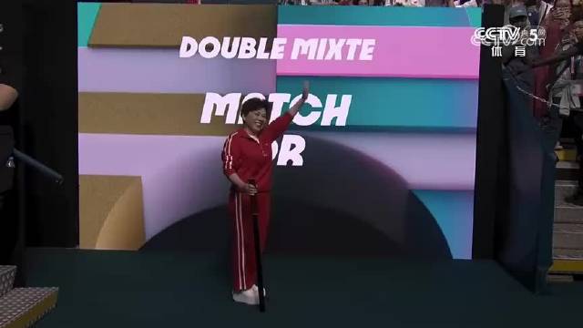 邓亚萍为混双决赛开场王楚钦和孙颖莎入场引全场欢呼_视频