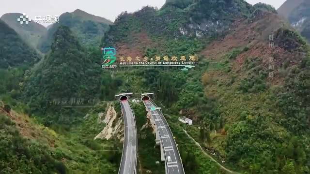 蒋勤勤状态也太好了吧!50岁跟学生在一起完全不显老,镜头怼脸拍满满胶原蛋白