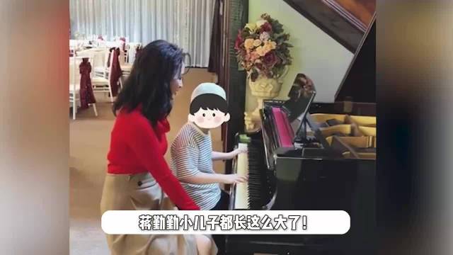 蒋勤勤陪小儿子弹钢琴，7岁锵锵身形像极爸爸，陈建斌胡须白了