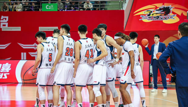 广东宏远9分完胜！杜锋拒绝爆冷，萨林杰14分15篮板，张皓嘉10分