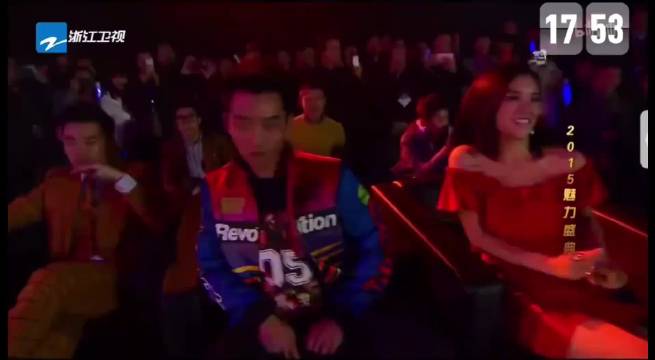 超哥台下解锁“舞王”隐藏动作，抬腿蹦迪比舞台上的还炸灵魂画手