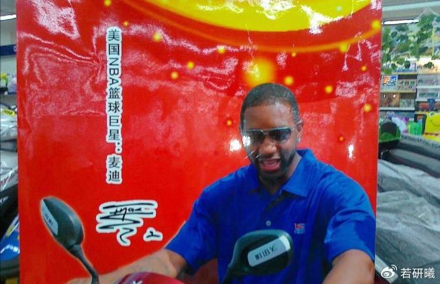 这图真没P过！麦迪骑电动车，王治郅对位贾巴尔，奥尼尔秀8块腹肌