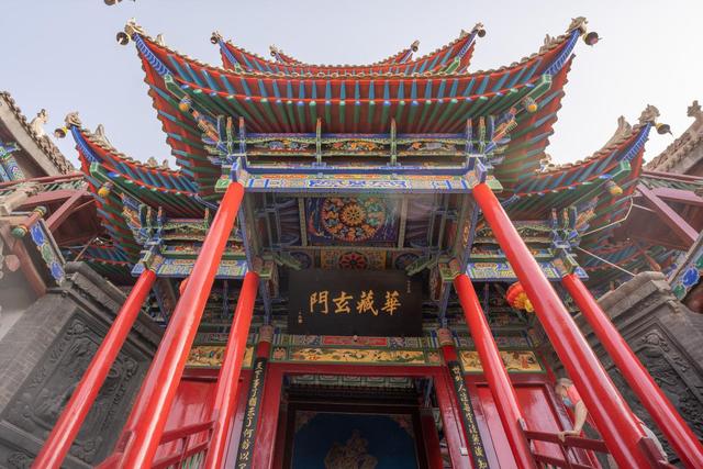 壁炉旁边地面下挖出一具人骨架，它是否与一个惊人传闻...