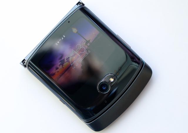 摩托罗拉razr5g折叠屏手机里完成度最高的作品