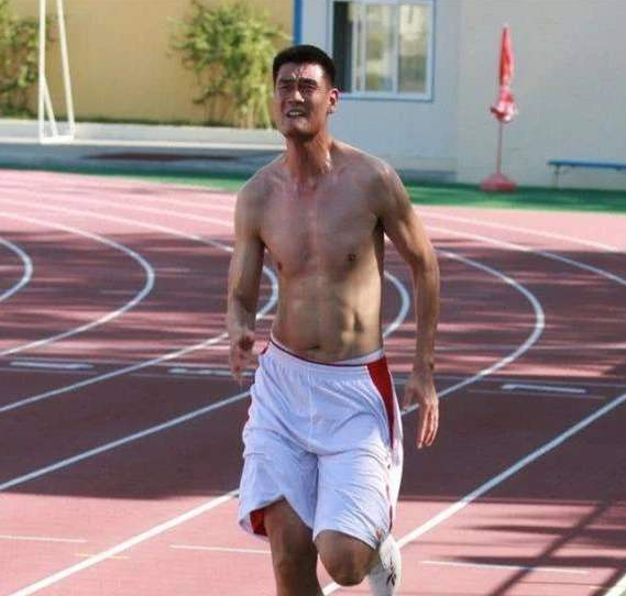 姚明腹肌，易建联腹肌，周琦腹肌，没有对比就没有尴尬