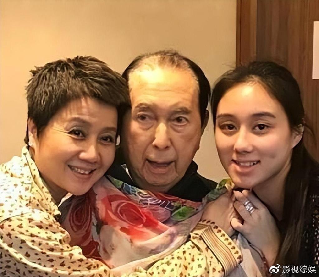 赌王小女何超欣硕士毕业后变名媛，穿衣暴露老气，不如姐姐何超莲休闲区蓝鸢梦想 - Www.slyday.coM