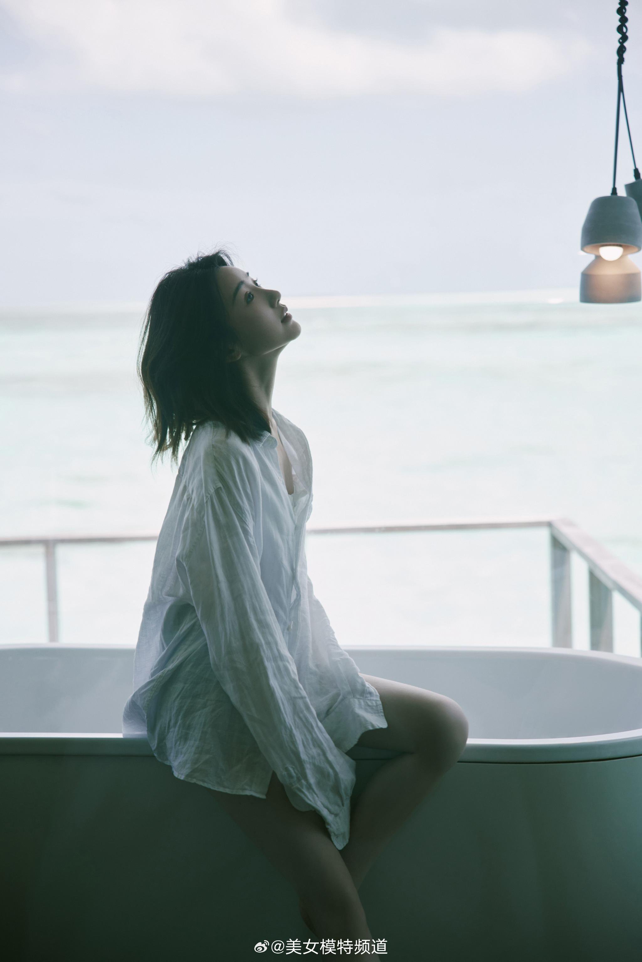 毛晓彤白色慵懒私服写真