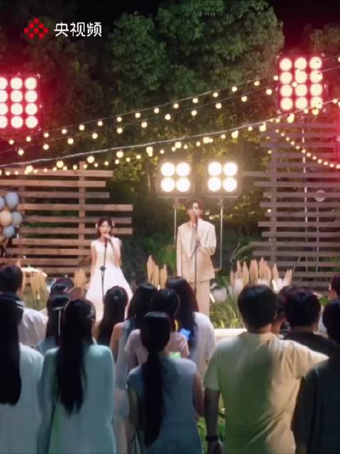 毛晓彤、毕雯珺在这浪漫夜晚甜蜜合唱《宠爱》