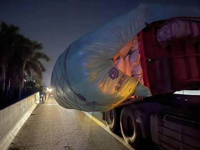 惊险!32吨货物高速上发生倾斜,还好遇见他们休闲区蓝鸢梦想 - Www.slyday.coM 惊险!32吨货物高速上发生倾斜,还好遇见他们休闲区蓝鸢梦想 - Www.slyday.coM