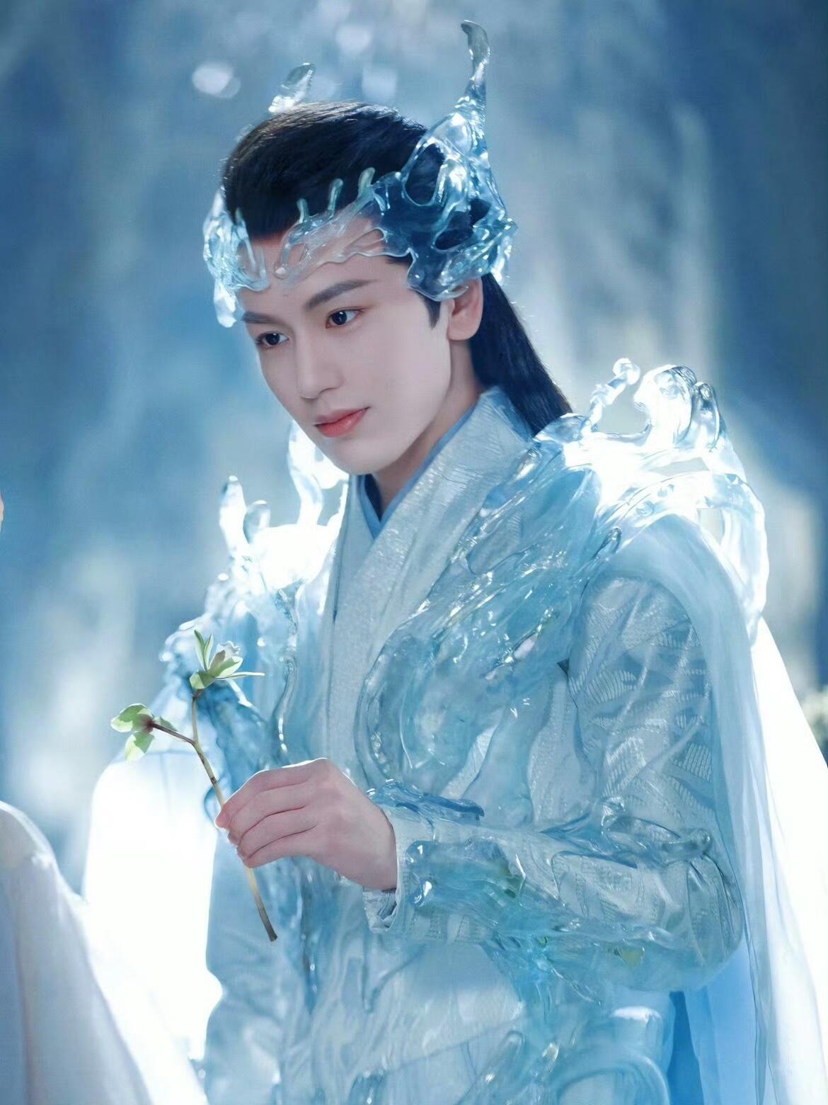 张凌赫出演苍兰诀逐玉，塑造谢征长珩仙君双角色