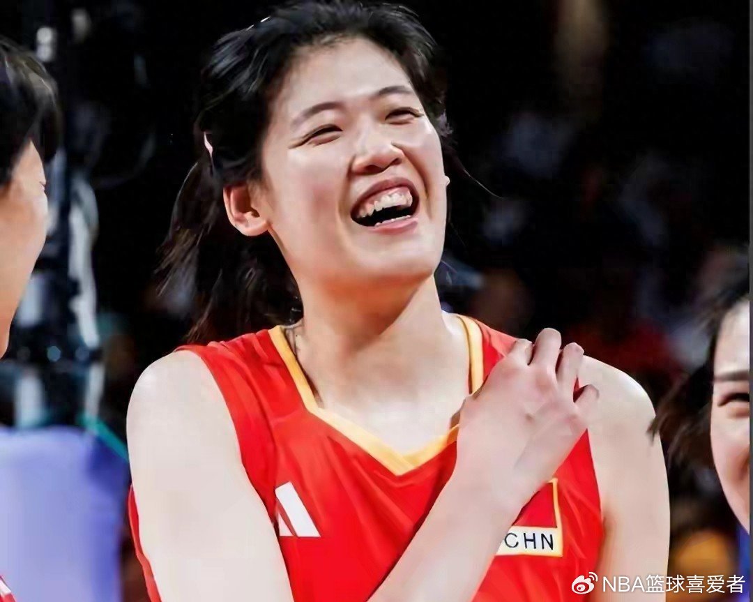 中国女排再迎喜讯：李盈莹术后40天公开现身，气色转好成焦点