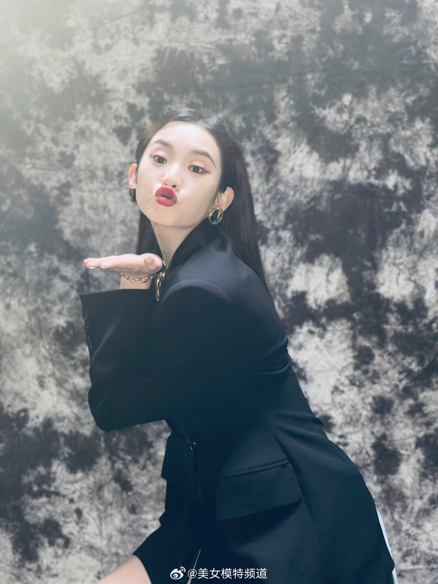 张艺凡黑色酷感少女