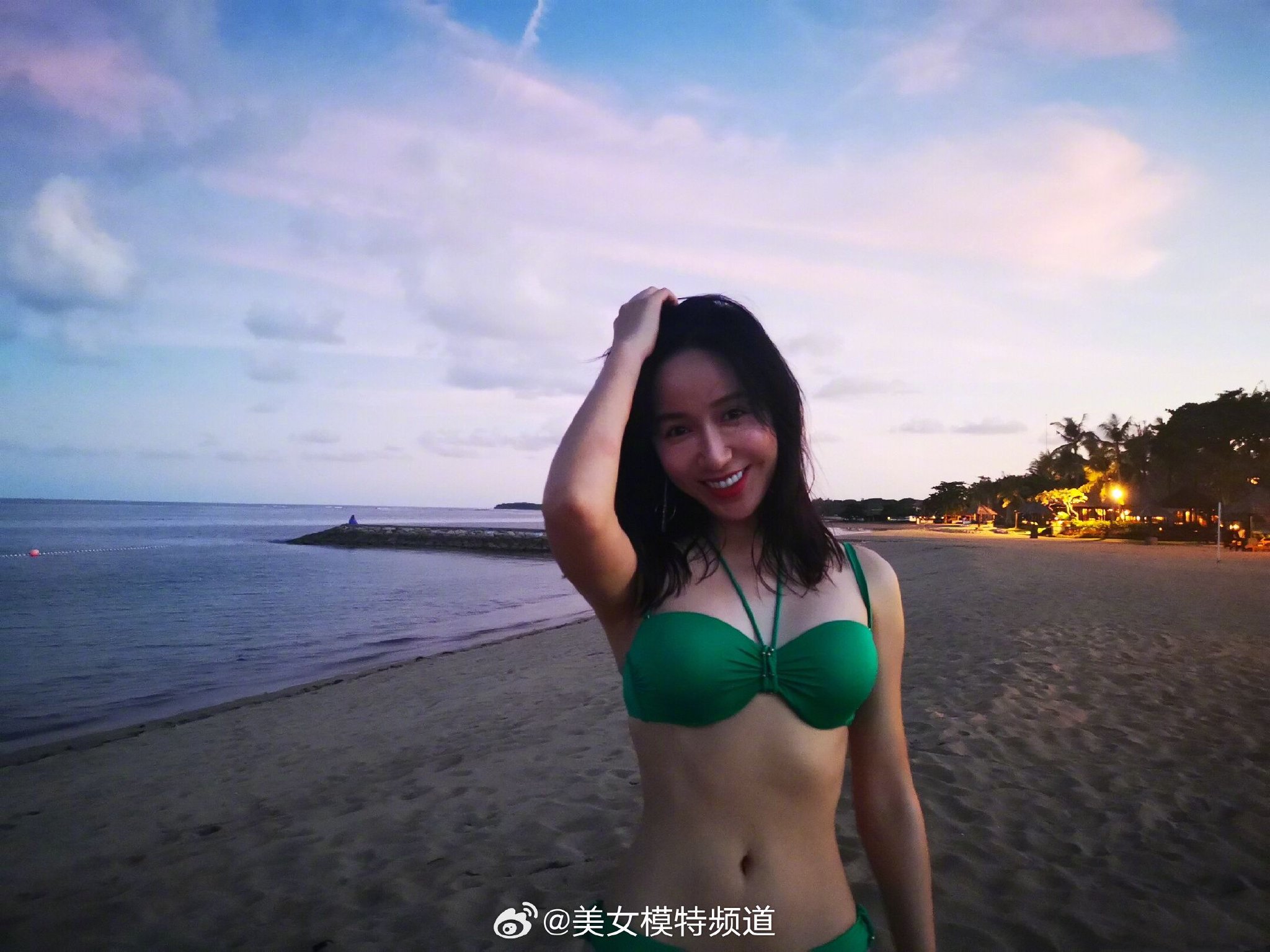 娄艺潇绿色泳装逆光美拍