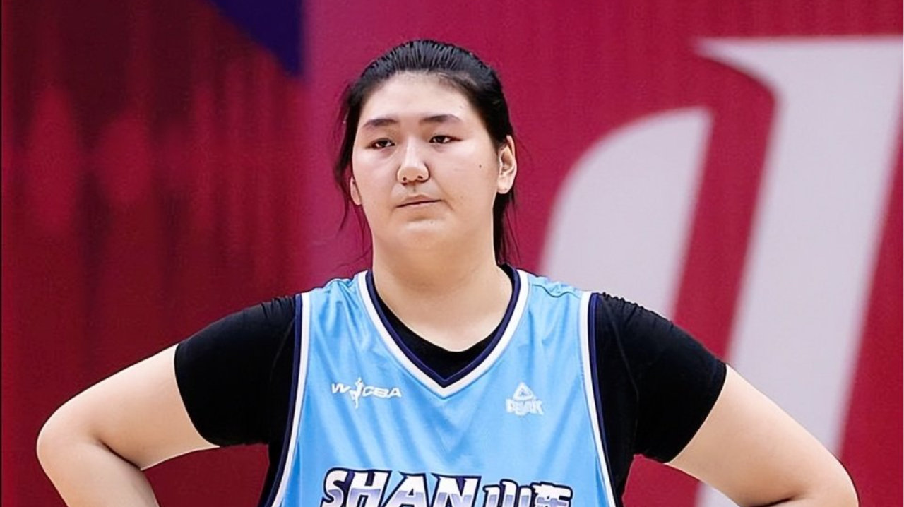 18岁2米26巨兽降临！张子宇WCBA首秀12分钟砍15+6，你给打几分？