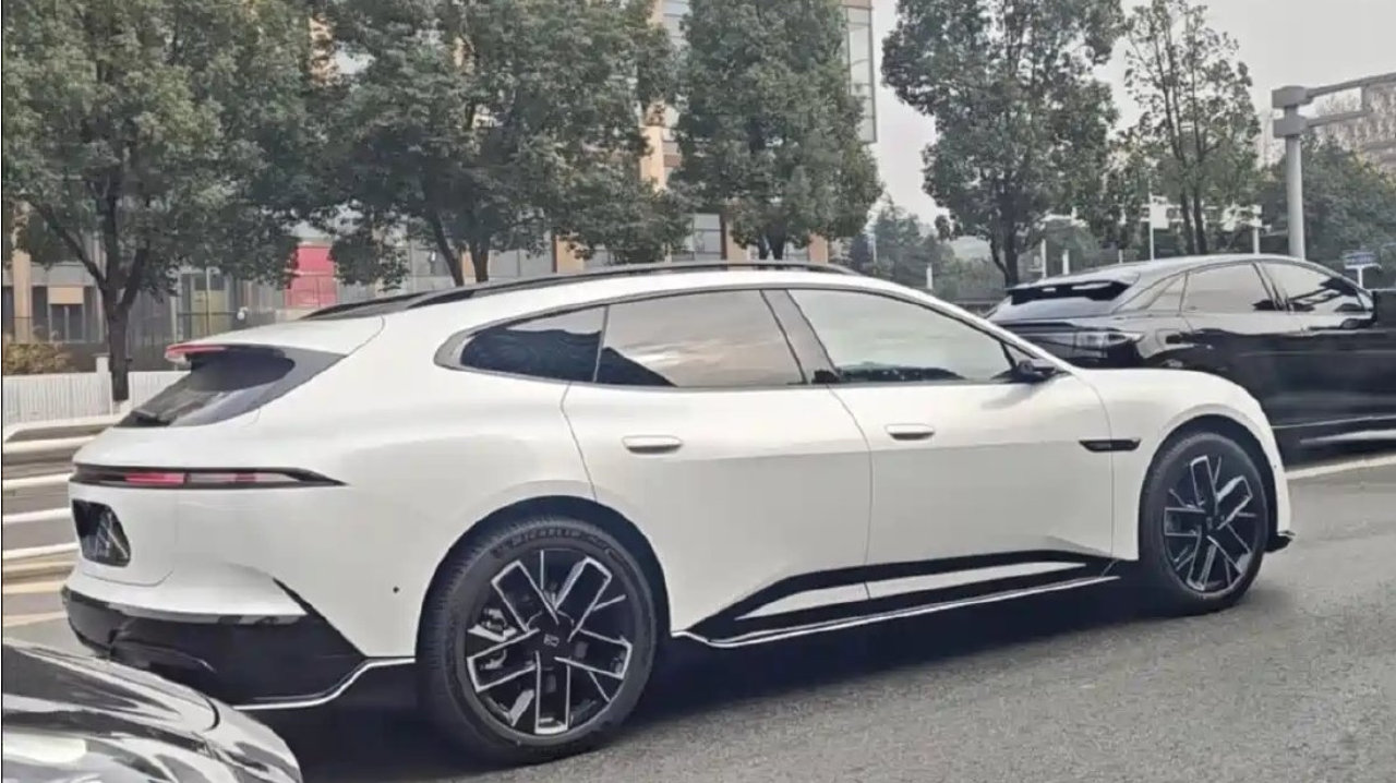 阿维塔造了一台旅行车，配35.4英寸巨幕，纯电续航740km，太帅了