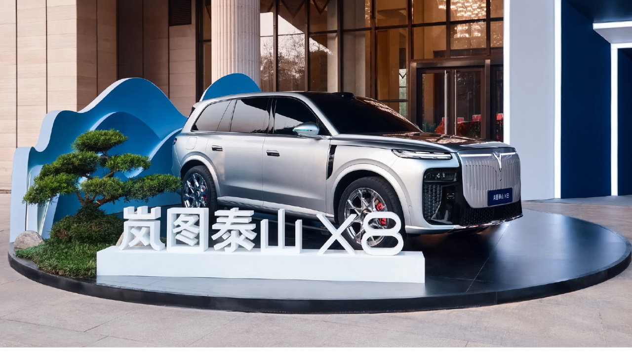 岚图汽车港交所上市，泰山X8开创622标准，适配进阶家庭出行新体验