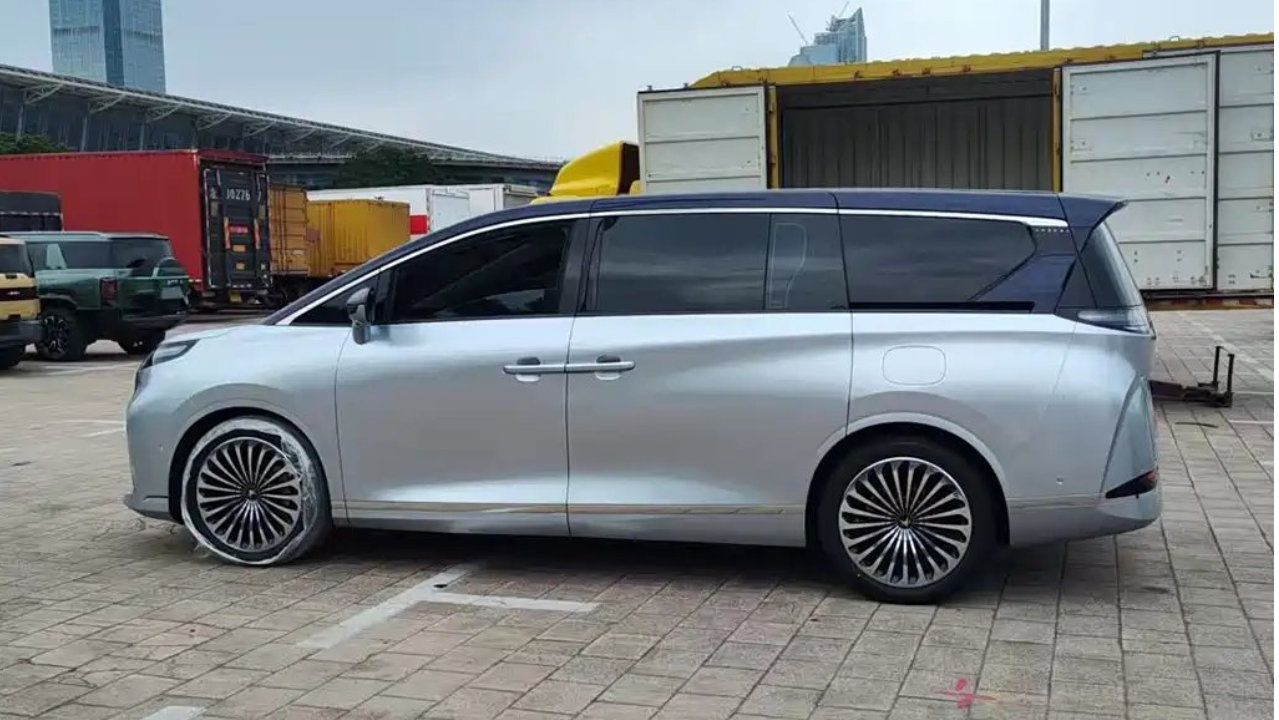 华为系全新MPV来袭，配鸿蒙座舱+乾崑智驾，这外观也太帅了吧？