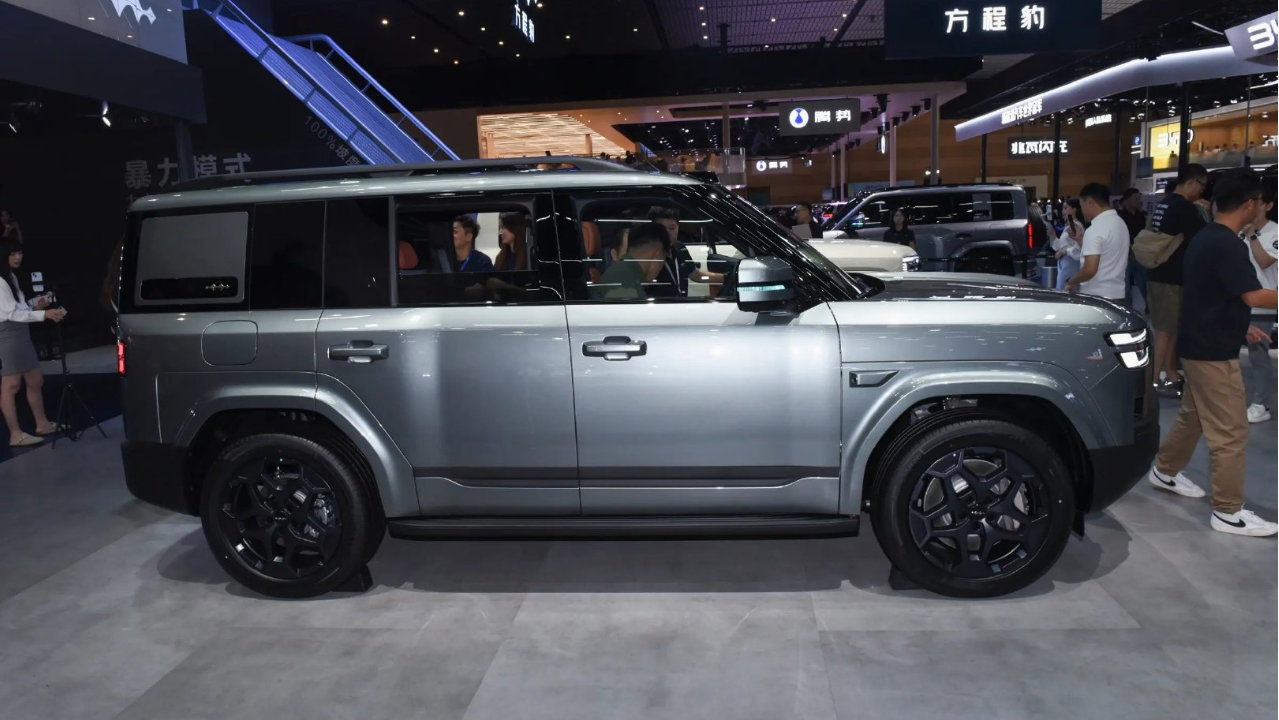 比亚迪豁出去了！长近5米，油耗1.36L，售17.98万起，月销24019台