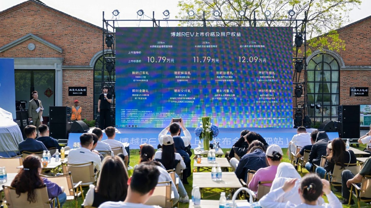 北京车展老外组团参观E3馆，比亚迪出海战略彰显硬核实力