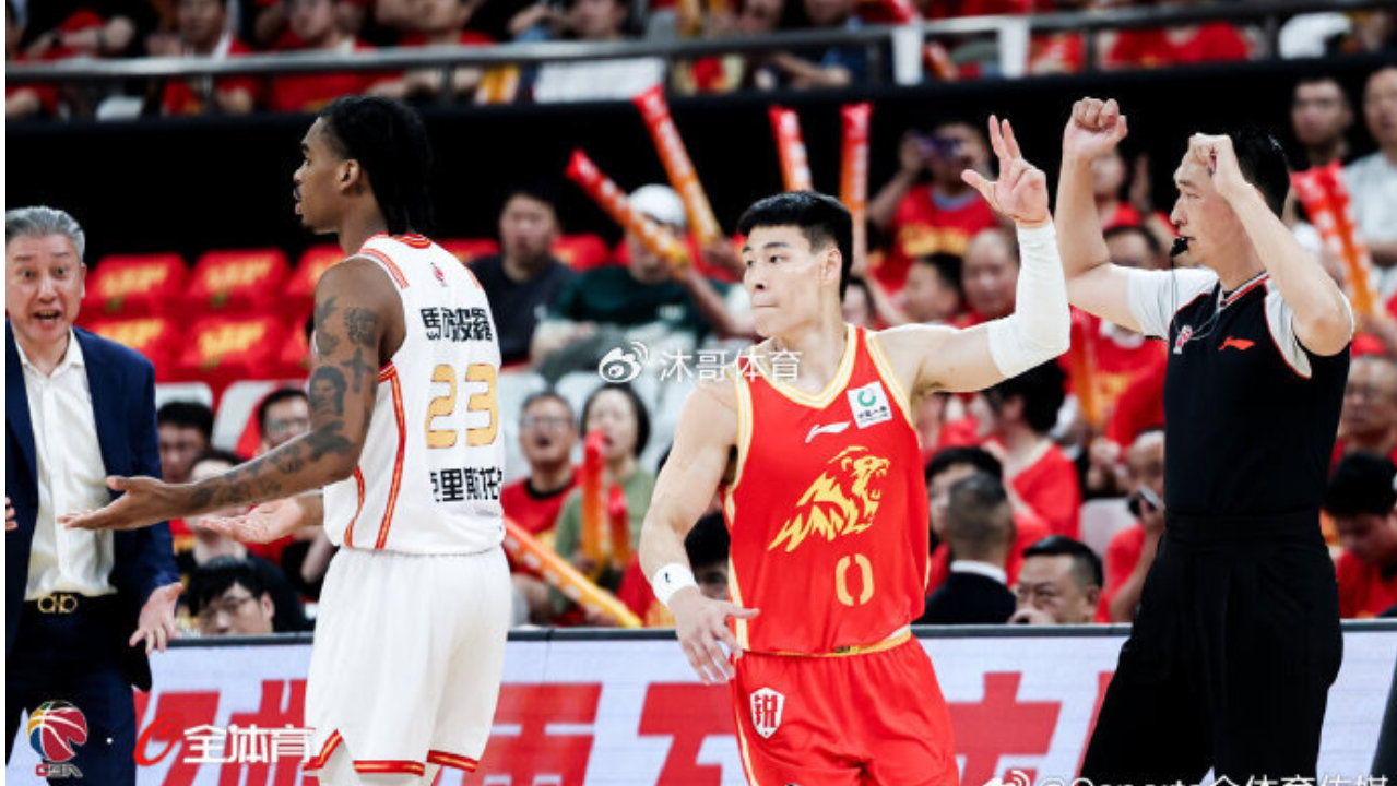 孙铭徽伤愈绝杀！广厦主场92-85险胜深圳，半决赛2-0领先稳拿赛点