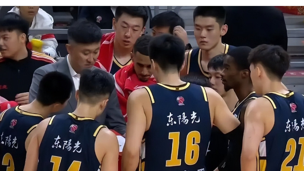 广东内线核心受伤，辽宁酝酿更换外援，新疆主帅被喊下课+新援抵达