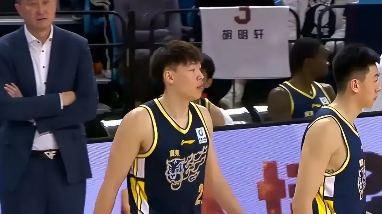 广东前锋膝盖受伤，周琦缺席战新疆，深圳换帅，郭艾伦无限期休战