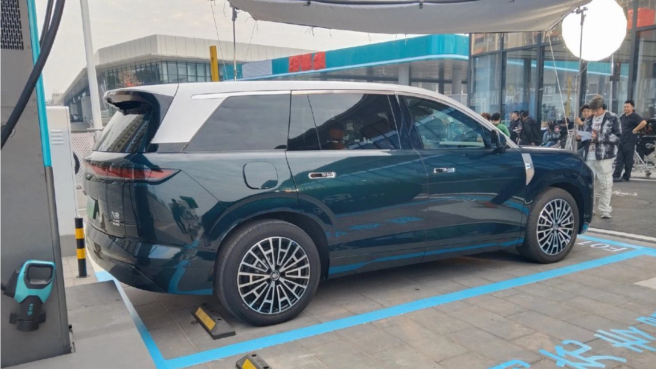 比亚迪大唐实车来了，长超5米2+闪充+4.9s破百，叫板问界M9理想L9