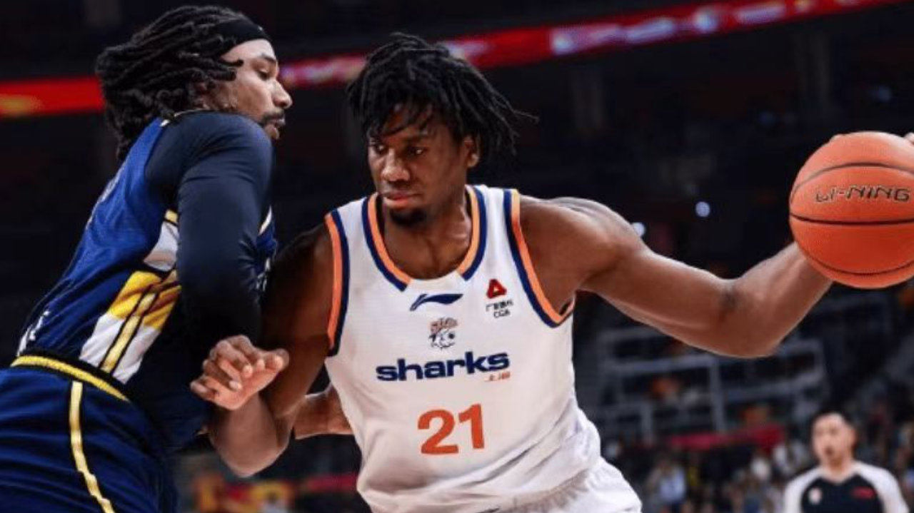 广东遭遇2连败，辽宁替补犯错，郭艾伦空砍25+6，新疆2米11中锋受重伤