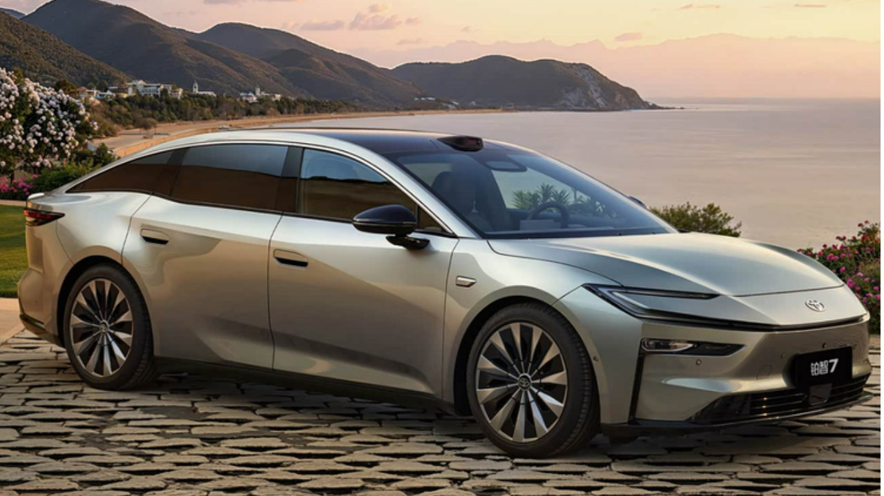 14.78万买丰田纯电旗舰？铂智7带着鸿蒙座舱+双腔空悬杀过来了