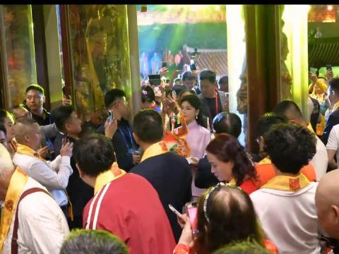 纪念妈祖1065周年诞辰现场,演员刘涛为妈祖献上寿桃!