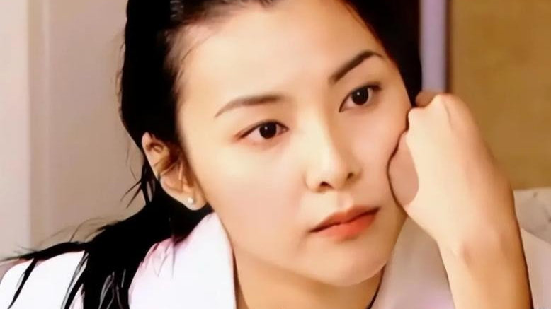 21岁拍三级，30岁被出轨，38岁嫁大佬，如今52岁没孩子也被宠