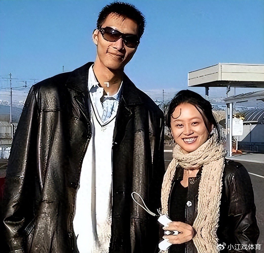 别的球星都开豪车、住洋房，为何易建联父母还住普通小区？