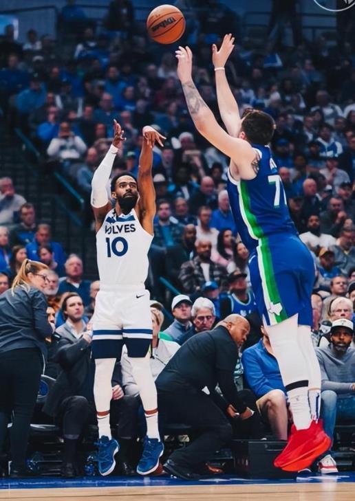 NBA集锦欧文面对双人包夹上演360度转身过人后急停跳投命中引爆全场