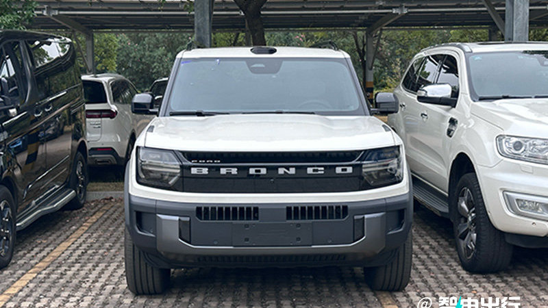 福特智趣烈马街拍曝光！内饰竟和iPhone17同一个颜色