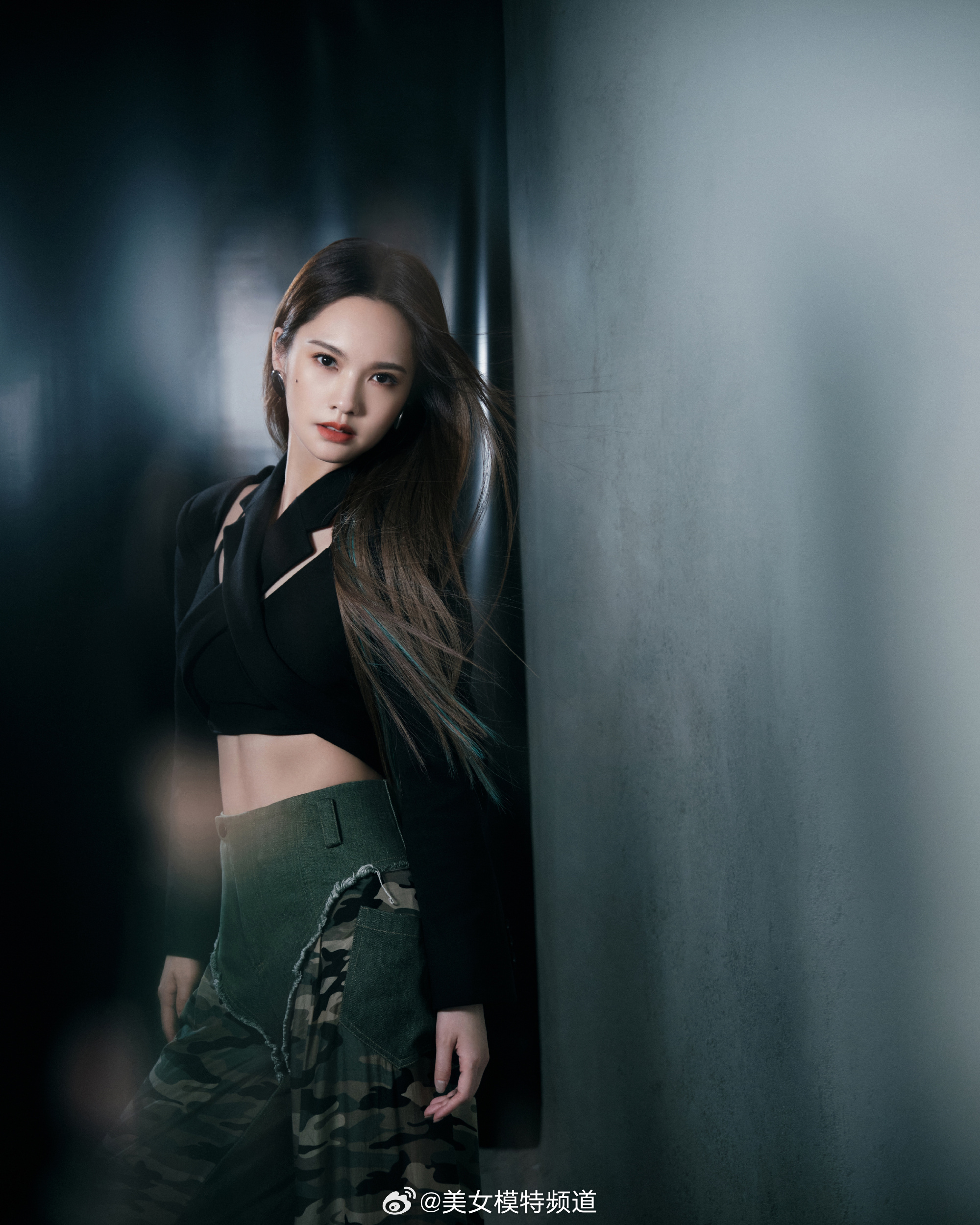 杨丞琳一身黑色穿搭造型婉约优雅