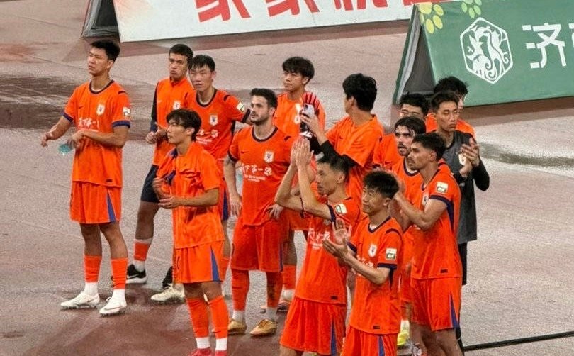 “不踢滚蛋”山东泰山球员赛后集体立正挨骂 教练组逃之夭夭避开球迷