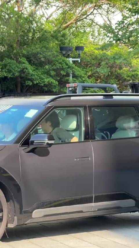 现身红馆，为今晚演唱会担任表演嘉宾，57岁的他还是这么英俊帅气