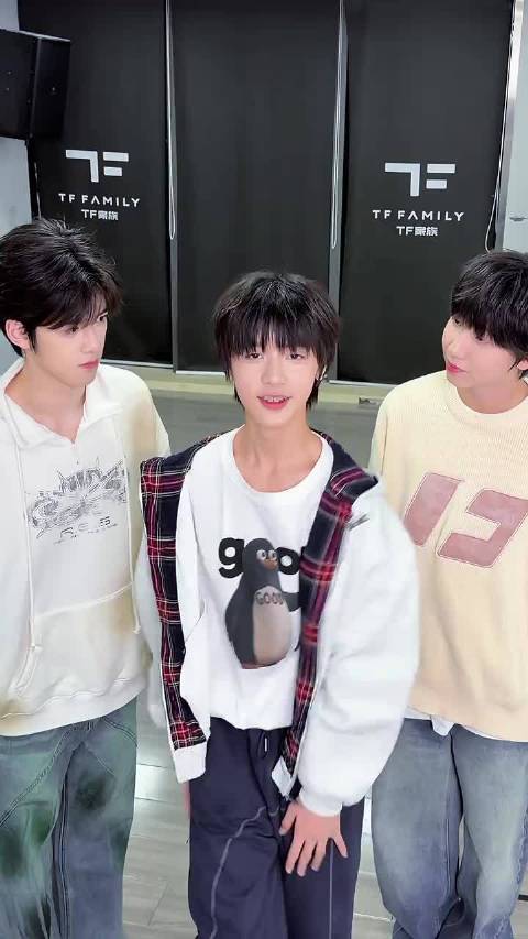 滑溜溜(งᐛ)ว(งᐖ)ว 官俊臣、杨涵博、聂玮辰、魏子宸、李煜东