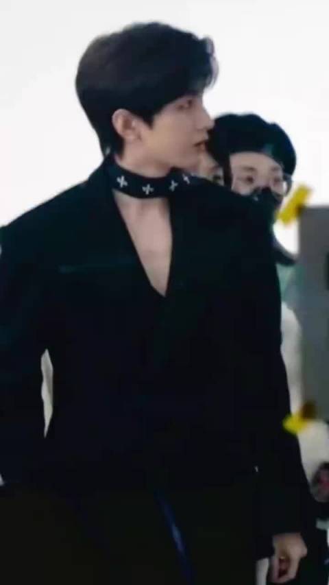 成毅黑色深V西装