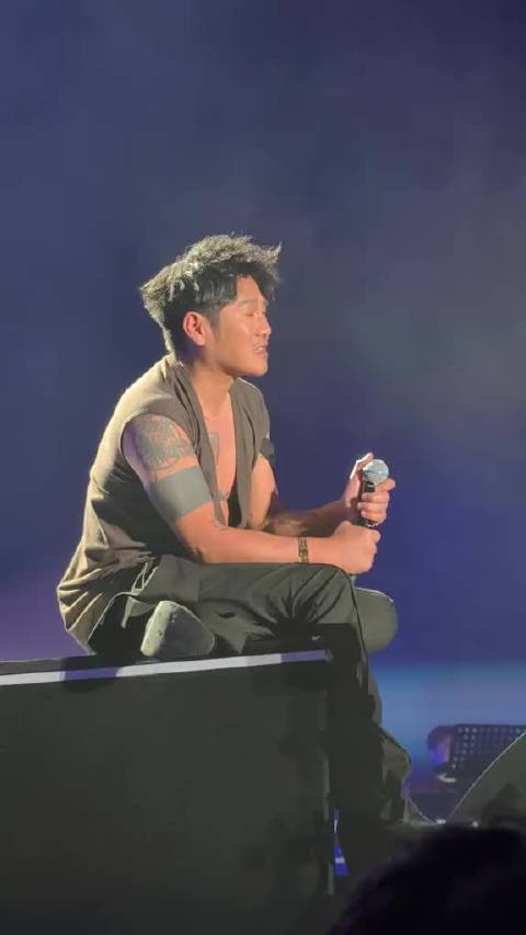 曹格长沙演唱会全场大合唱感动落泪，哽咽问粉丝我真的值得吗