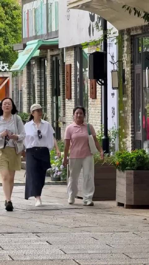 最新活动路透，71岁这她优雅大气！