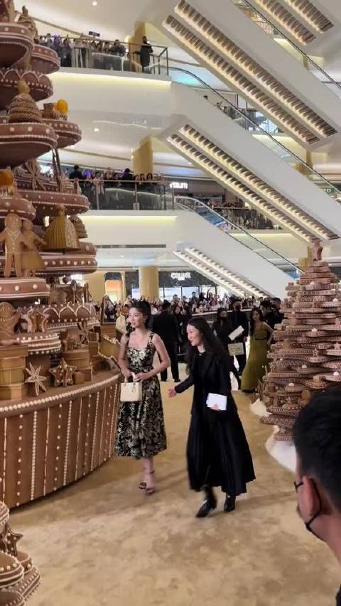 迪丽热巴、于适等亮相DIOR点灯仪式，无滤镜生图引关注